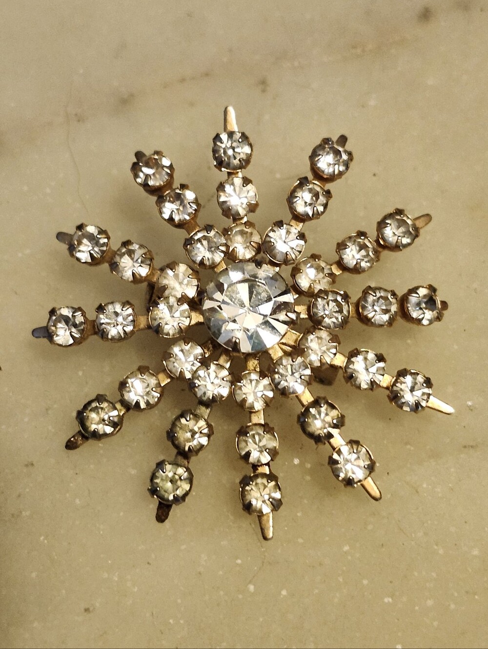 Vtg Rhinestone Starburst Brooch in Gold-Tone